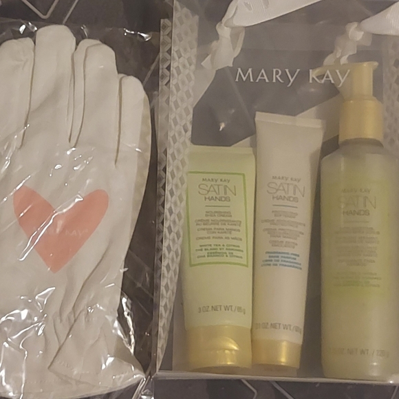 Mary Kay SATIN Hands - Picture 2 of 4